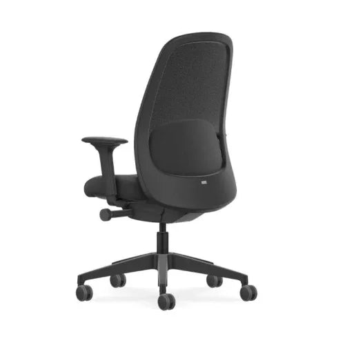 Zwarte ergonomische bureaustoel met mesh rugleuning, kantoormeubilair design