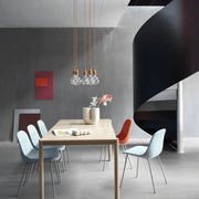 Muuto hanglampen E27 in cluster, boven een tafel met stoelen