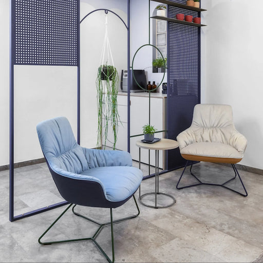 Moderne kantoorinrichting met design fauteuils, planten en bijzettafel, stijlvolle werkplek