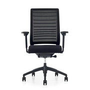 Zwarte ergonomische bureaustoel met netrug en armleuningen, design kantoormeubilair