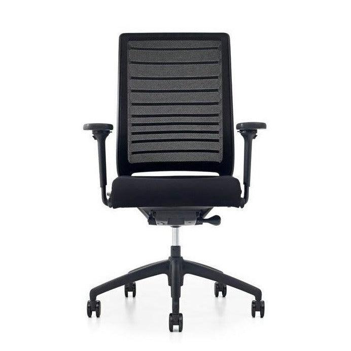 Zwarte ergonomische bureaustoel met netrug en armleuningen, design kantoormeubilair