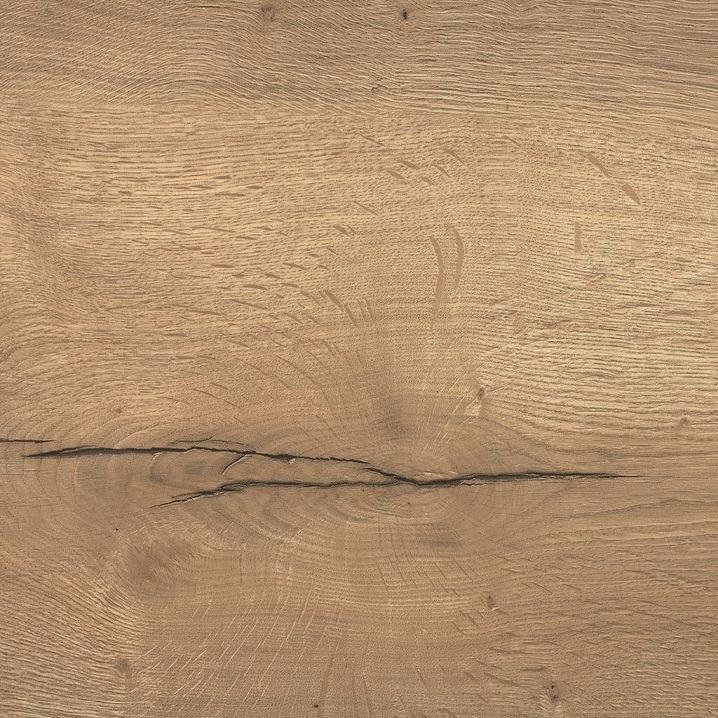 Natuurlijk eikenhout bureaublad met zichtbare houtnerf en scheur, kantoormeubilair detail