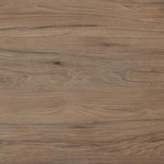 Close-up van een eikenhouten bureaublad, kantoormeubels design en houtnerf detail.