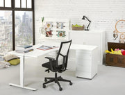 Wit hoekbureau met bureaustoel, kast en grote ramen in modern kantoorinterieur