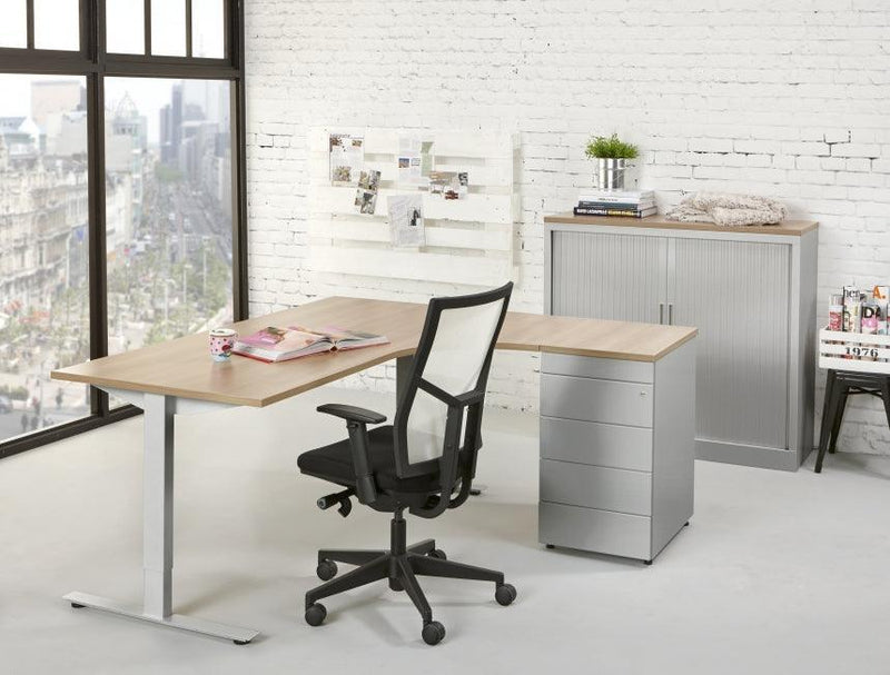 Modern hoekbureau met houten blad en bureaustoel in lichte kantoorruimte, design kantoormeubels