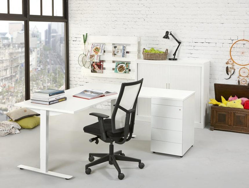 Modern wit hoekbureau met zwarte bureaustoel in lichte kantoorruimte, design kantoormeubilair