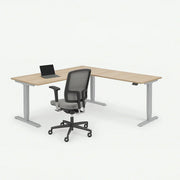 Hoekbureau zit-sta elektrisch met aluminium frame en bureaustoel, moderne kantoorinrichting