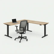 Hoekbureau zit-sta elektrisch met zwart frame, bureaustoel en laptop, kantoormeubilair