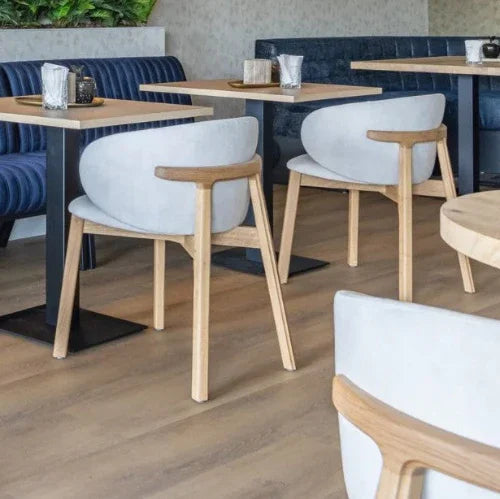 Moderne kantoormeubels met design stoelen en houten tafels in een vergaderruimte