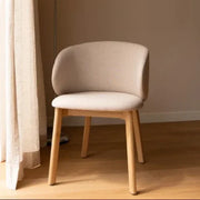 Moderne beige design stoel met houten poten, ideaal voor kantoor of thuiswerkplek