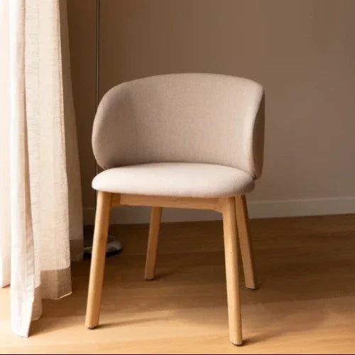 Moderne beige design stoel met houten poten, ideaal voor kantoor of thuiswerkplek