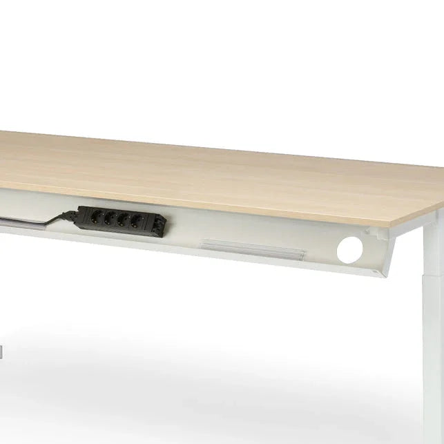 Horizontale kabelgoot onder licht houten bureau, ideaal voor kantoorinrichting en werkplek.