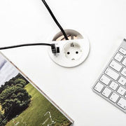 Inbouw Evoline Circle 80 stopcontact met USB en kabels op bureaublad, kantooromgeving.
