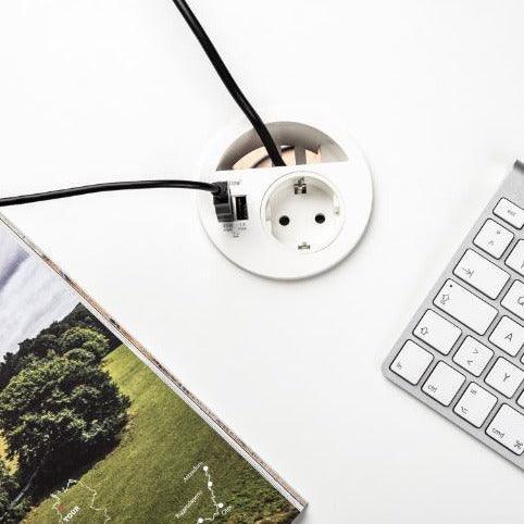 Inbouw Evoline Circle 80 stopcontact met USB en kabels op bureaublad, kantooromgeving.