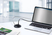 Inbouw stroompunt met USB-lader in kantoorbureau, aangesloten op laptop, modern kantoor