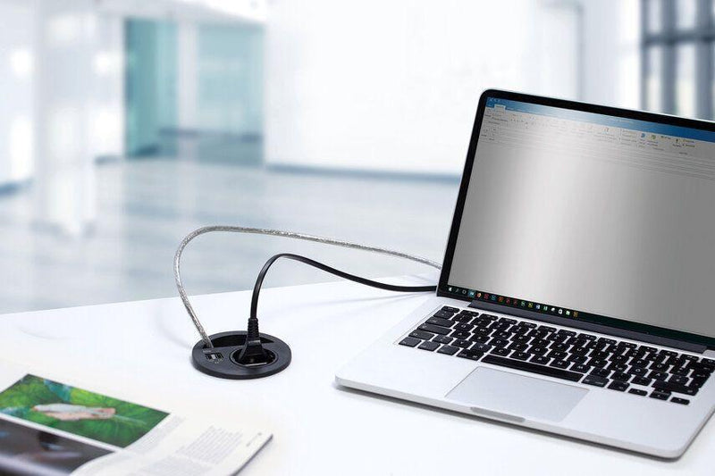 Inbouw stroompunt met USB-lader in kantoorbureau, aangesloten op laptop, modern kantoor
