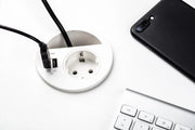 Inbouw Evoline Circle 80 stopcontact met USB lader op wit bureau bij toetsenbord en smartphone