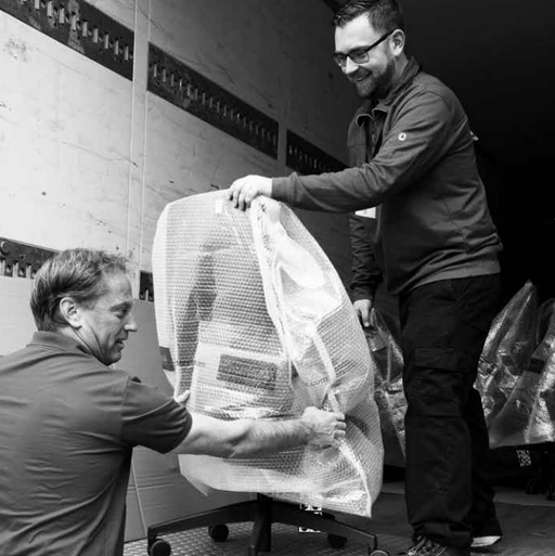 Interstuhl inhuisservice; we brengen de stoel naar de aangewezen werkplek, pakken deze uit en nemen de verpakkingsmaterialen mee retour.