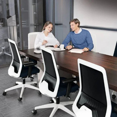 Design bureaustoelen rondom vergadertafel in moderne kantoorruimte, kantoormeubilair