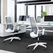 Moderne design bureaustoelen en werkplekken in licht kantoor, kantoormeubilair online