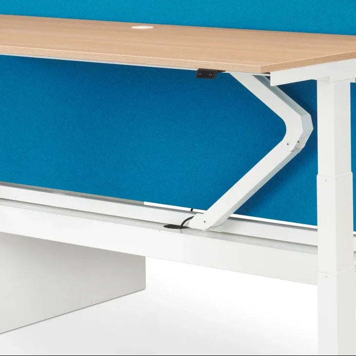 Kabelgoot en kabelboom onder modern bureau met blauw paneel, kantoorinrichting