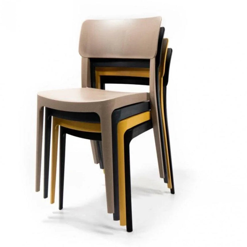 Stapels kunststof design kantinestoelen in beige, geel en zwart op witte achtergrond