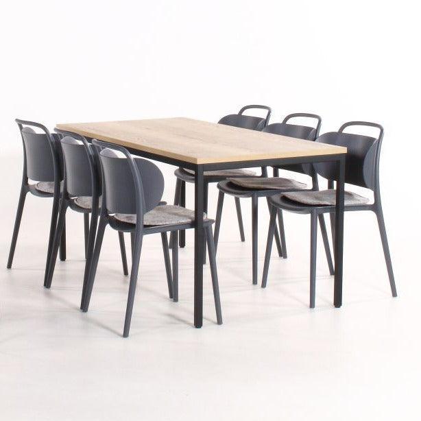 Kantinetafel met houten blad en acht grijze stoelen, kantoormeubilair design