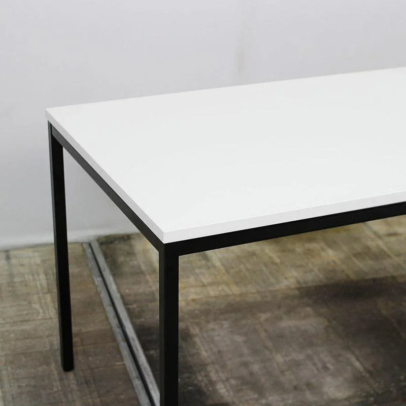 Kantinetafel met wit blad en zwart metalen frame, design kantoormeubilair KANTOORMEUBELS.ONLINE