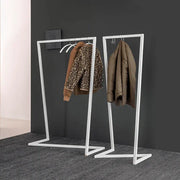 Staande witte kapstok Butlermodel met jassen, modern design kantoormeubilair