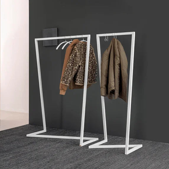 Staande witte kapstok Butlermodel met jassen, modern design kantoormeubilair