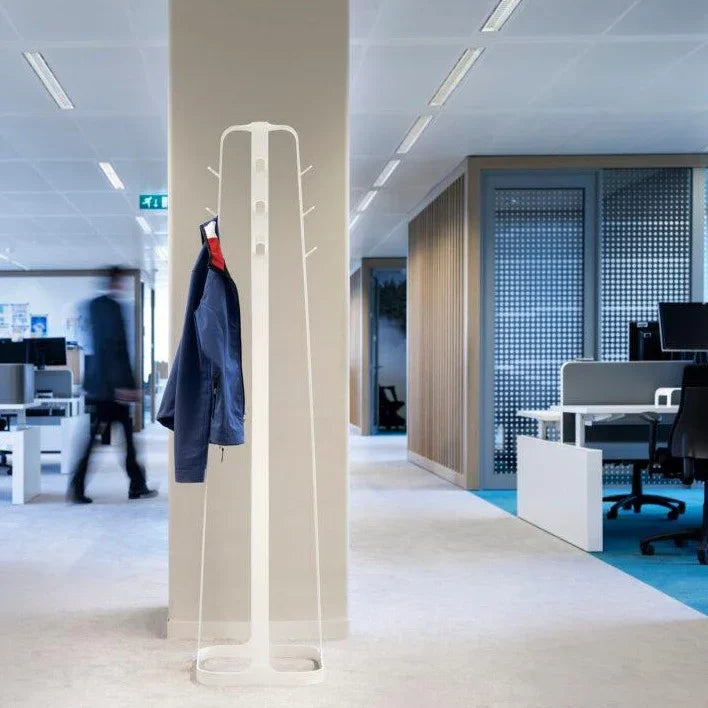 Witte staande kapstok in modern kantoor met bureaus en jas, kantoormeubilair design