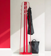 Rode design kapstok Dodici staand model in moderne kantoorruimte met jas en tas