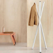 Staande kapstok wit, met beige jas, design kantoormeubilair in moderne kantoorruimte