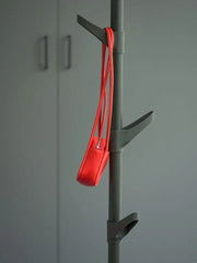 Moderne kapstok met rode tas in kantoorruimte, design kantoormeubilair