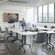 Moderne vergaderruimte met verrijdbare klaptafels en design stoelen, kantoormeubilair