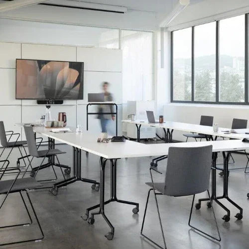 Moderne vergaderruimte met verrijdbare klaptafels en design stoelen, kantoormeubilair