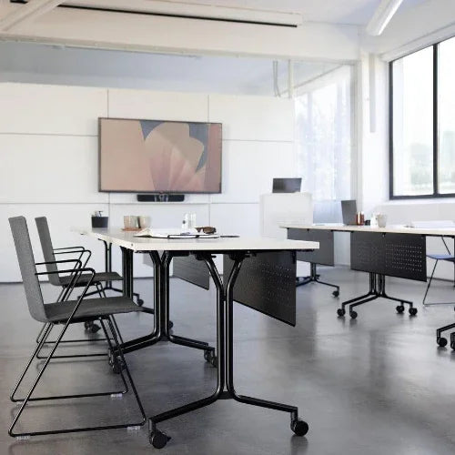 Verrijdbare klaptafel Wiesner Hager Spyn in moderne vergaderruimte met design kantoormeubilair