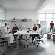 Vergaderruimte met verrijdbare klaptafels en design kantoormeubilair, moderne kantoorinrichting.