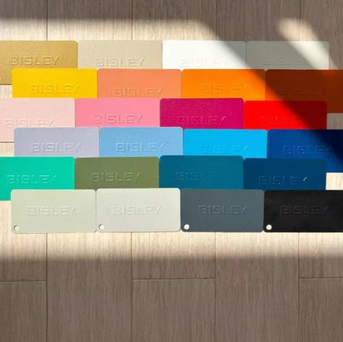 Bisley kleurstalen voor kantoormeubels, diverse kleuren op houten vloer, KANTOORMEUBELS.ONLINE