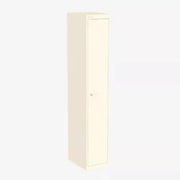 Krijtwitte lockerkast voor kantoor, smal design, ideaal voor werkplek of kantoorruimte.