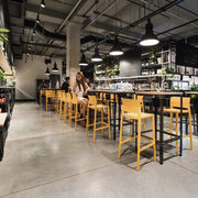 Moderne bar met kunststof barkrukken en counterkrukken, industrieel kantoorinterieur
