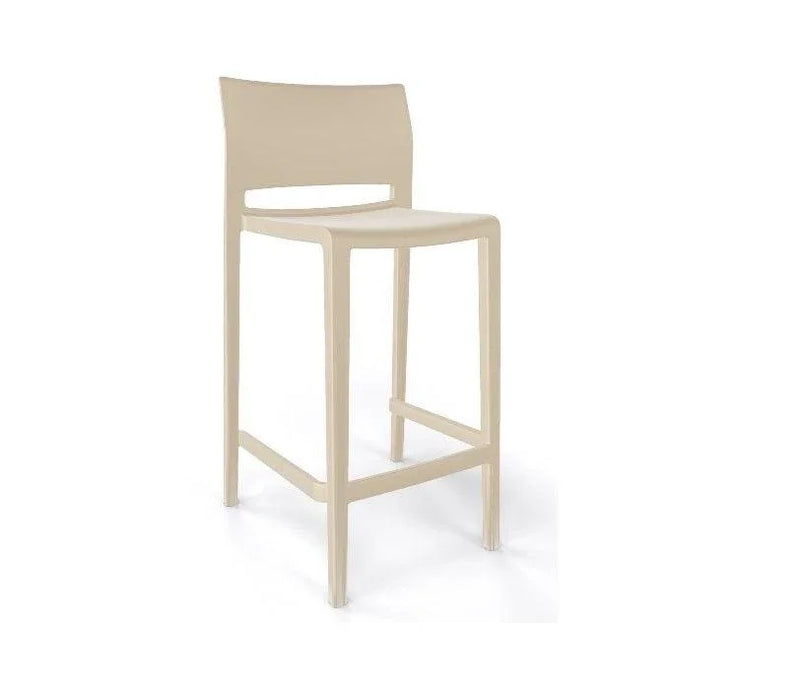 Beige kunststof barkruk met rugleuning, modern kantoormeubilair voor werkplek of vergaderruimte.