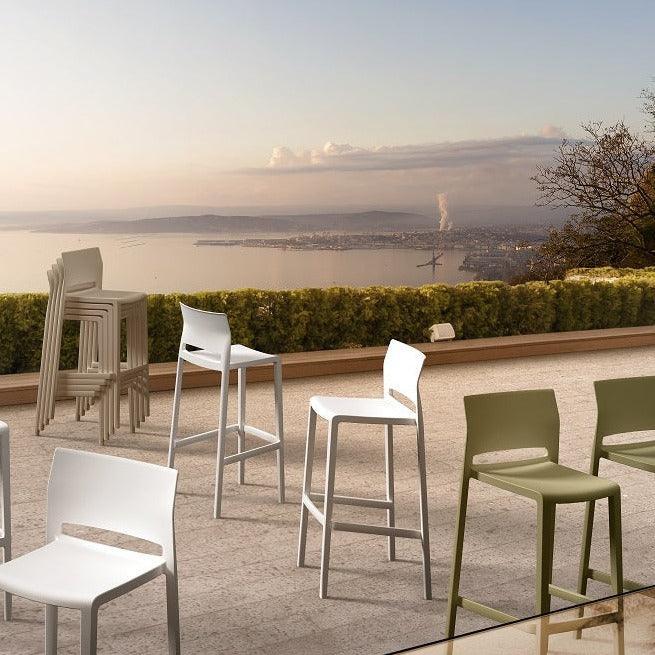 Kunststof barkrukken en counterkrukken op terras met uitzicht, modern kantoormeubilair buiten