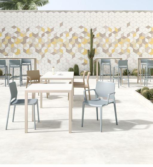 Moderne kunststof stoelen met en zonder armleuningen bij kantoormeubels buiten op terras.