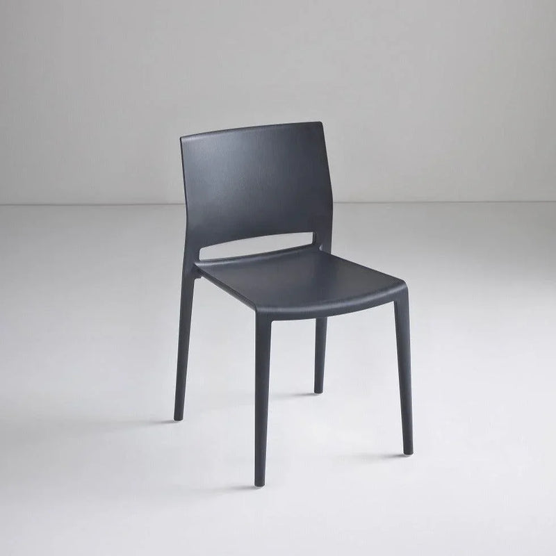 Zwarte kunststof design stoel zonder armleuningen voor kantoor of vergaderruimte