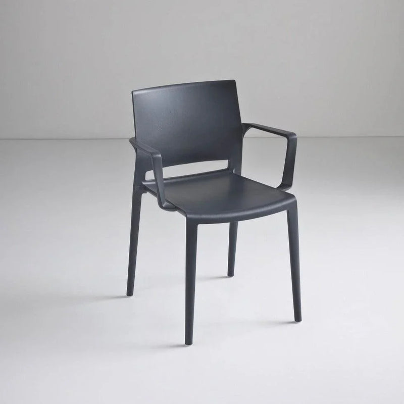 Zwarte kunststof kantoorstoel met armleuningen op een lichte achtergrond, modern design