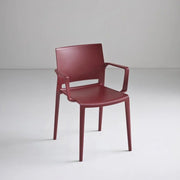Bordeauxrode kunststof stoel met armleuningen, modern design voor kantoor of werkplek.