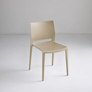 Beige kunststof stoel zonder armleuningen, modern design voor kantoor of thuiswerkplek.