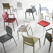 Design kunststof stoelen met en zonder armleuningen in diverse kleuren voor kantoorinrichting