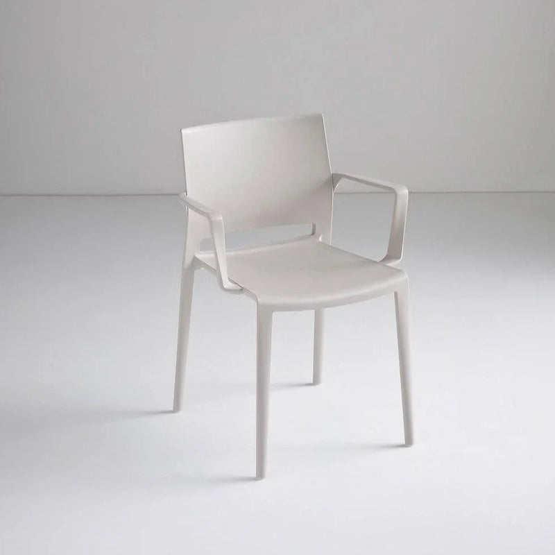 Witte kunststof stoel met armleuningen, modern design voor kantoor of werkplek